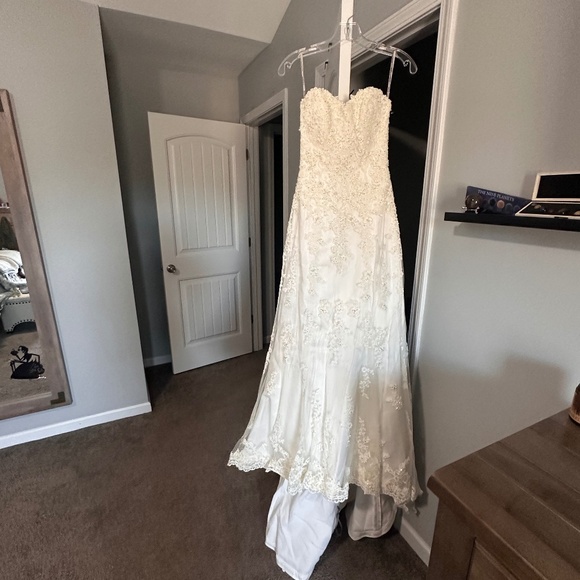 Maggie Sottero Dresses & Skirts - Maggie Sottero’s Emma Wedding Dress Size 4